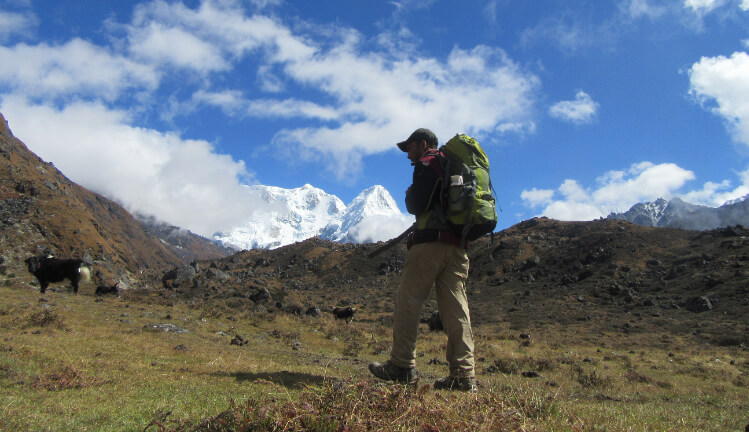 a trekker trekking in kanchenjunga
